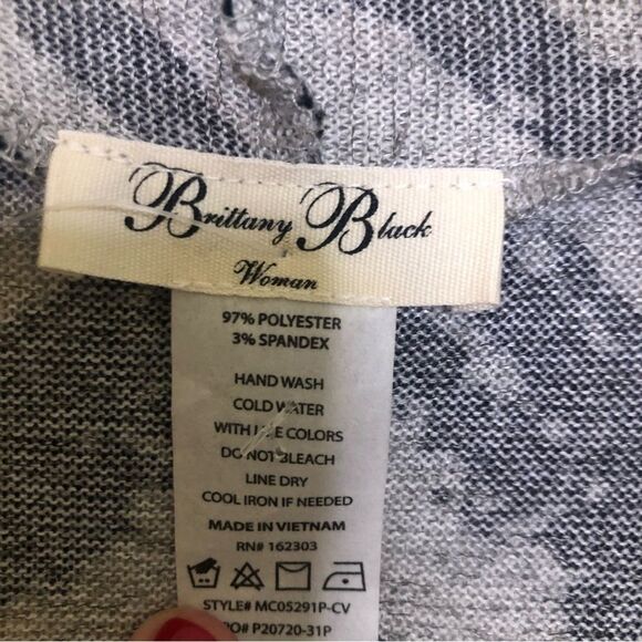 😊 3/$30
NWT 1X Long Knit Cardigan by Brittany Black grey/black chevron pattern - Picture 5 of 13